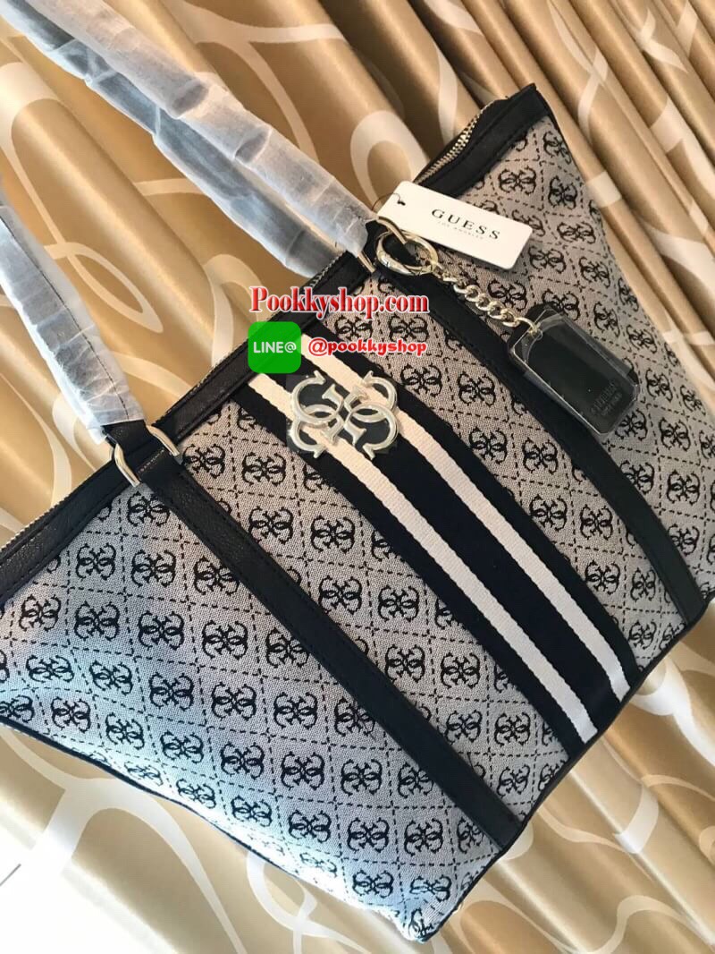 Guess Factory Large Tote Handbag กระเป๋าถือทรงช้อปปิ้ง สไตล์วิลเทจ น้ำหนักเบา มีหมุดรองฐานกันรอย เปิดปิดด้วยซิปด้านบน ด้านหลังมีช่องเพิ่มอีก1ช่อง สกรีนลายsignature รอบใบประดับtagเป็นโลหะและหนัง ถอดแยกใช้งานได้ ใบใหญ่ใส่หนังสือนิตรสาร ราคาสุดคุ้มเลยคร้า!!