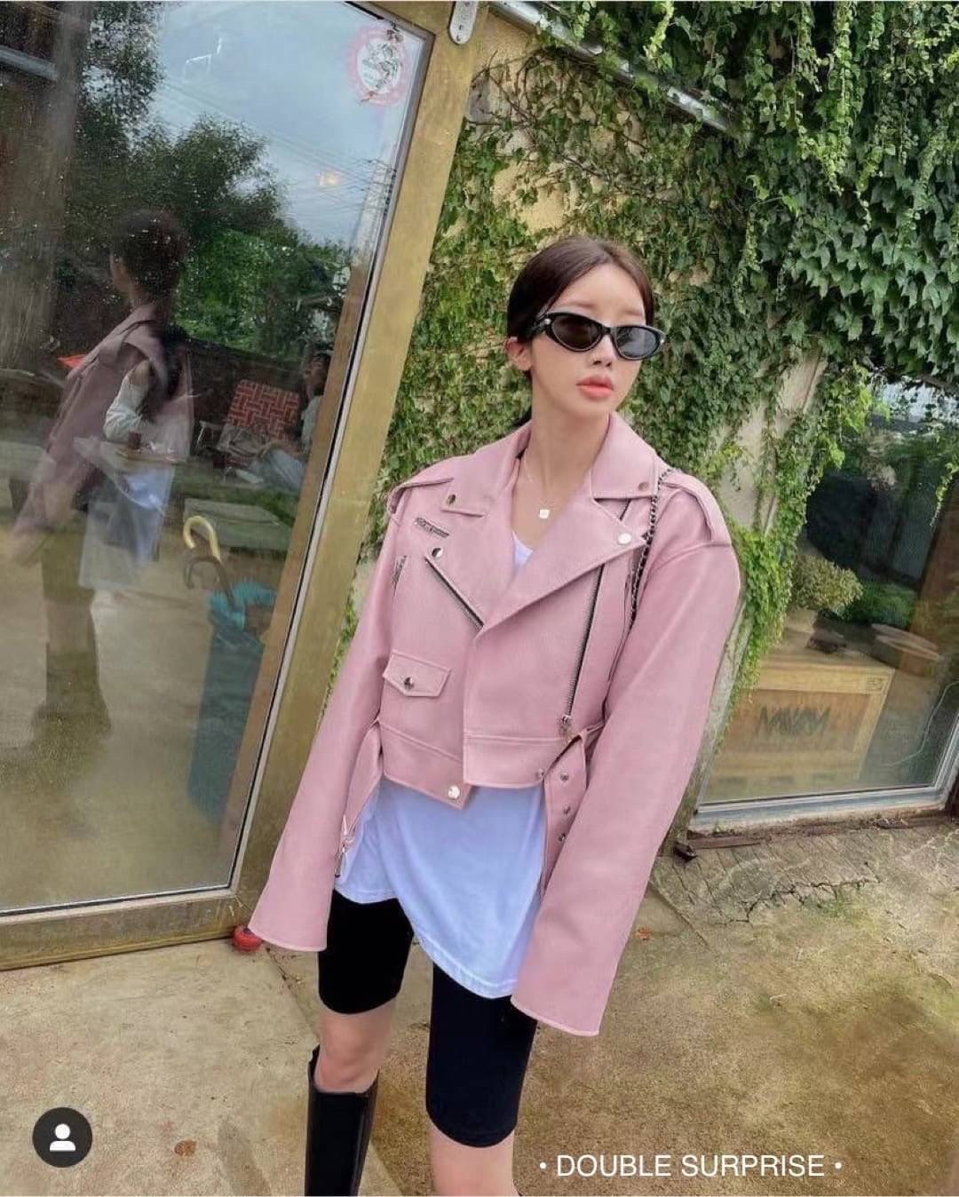 NEW ARRIVALS เสื้อJACKETหนัง คอปกทรงสวยเลยค่ะ งานติดซิปด้านหน้าและปลายแขน เจาะกระเป๋ารูดซิปได้ ชายเสื้อมีเข็มขัด งานมีซับในอย่างดี ใส่สวยทั้ง2สี น่ารักมากๆค่ะ (DOUBLE SURPRISE bydressmepls.)