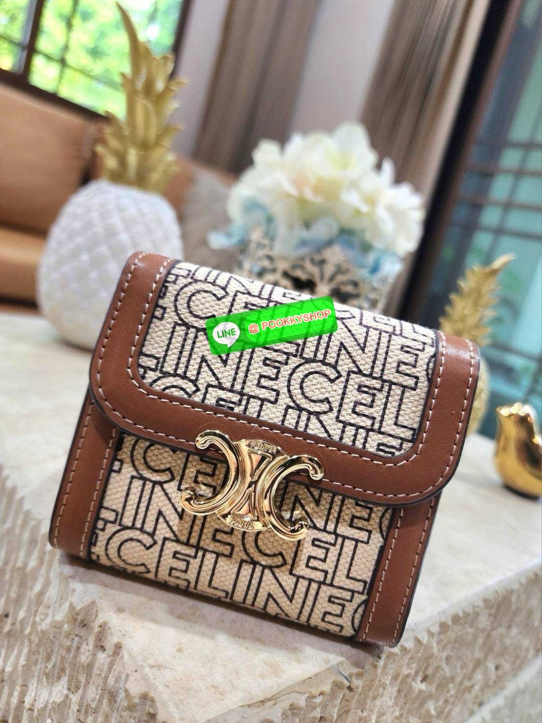 ✴️NEW ARRIVAL!✴️CELINE SHORT WALLET VIP GIFT WITH PURCHASE (GWP) กระเป๋าพรีเมี่ยมกิ๊ฟ Limited จาก CELINE HAUTE PARFUME DUTYFREE COUNTER สวยอยู่ทรงมีโลโก้แบรนด์ด้านหน้าเปิดปิดด้วยฝาพับกระดุมแม่เหล็ก ภายในมีช่องแบ่งหลายช่อง ช่องใส่บัตร ช่องใส่