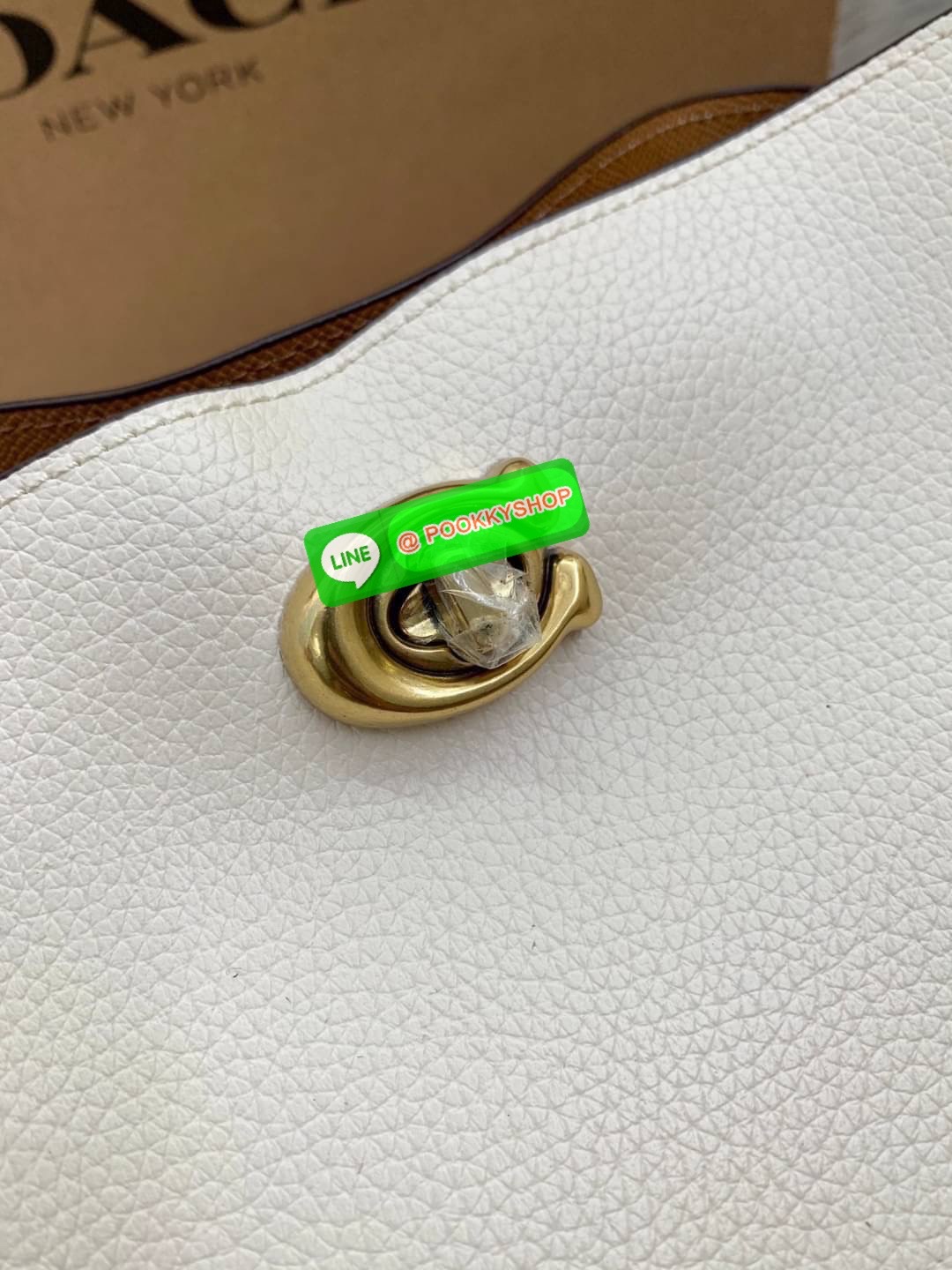 COACH WILLOW SHOULDER BAG ((C2745//C2590//C2621)) พร้อมส่ง ไม่ให้หลงรักยังไงไหว 🔺กระเป๋าหิ้ว//คล้องไหล่//สะพายข้าง สุดคุ้ม! หนังแท้ชั้นดีที่สุด ได้ไปหลงรักแน่นอนค่ะ หนังสวยมากๆ 🔺ตัวกระเป๋าแบ่งเป็นสองช่องหลัก ด้านนึงเป็นแบบหมุนล็อค//อีกด้าน