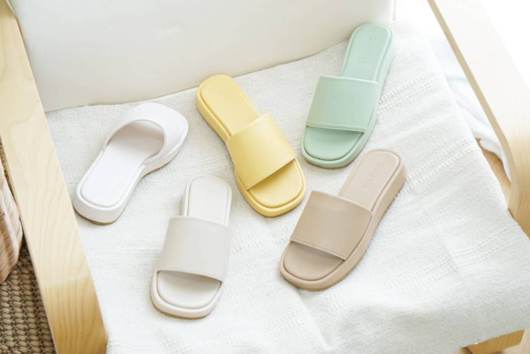 เปิดตัวน้องใหม่ รุ่นมัฟฟิน~ รองเท้างานคุณภาพ นุ่ม น้ำหนักเบา ใส่สบายสุดๆ ตัวส้นหนา1นิ้ว พื้นด้านล่างเป็นผิวลายมะกรูดกันลื่นอย่างดี งานหนังนุ่มมากๆ รับประกันความสบายค๊า