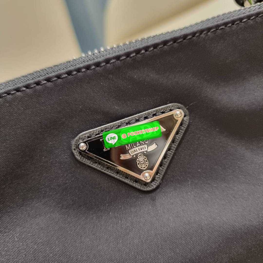 PRADA RE-EDITION 2000 RE-NYLON SHOULDER BAG ไอเท็มสุดโปรด unisex กระเป๋าสะพายข้าง ดีไซน์เรียบง่าย แต่มีความหรูในตัว รูปทรงพกพาสะดวก หยิบใช้ได้ในทุกๆวัน อีกหนึ่งคอลเลคชั่นขายดี วัสดุผ้าไนล่อนคุณภาพ พร้อมใบลูก ไว้ใส่เหรียญ ใส่กุญแจได้สารพัด เปิด-ปิดด้วยซิปห