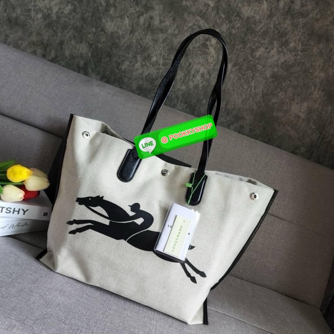 LONGCHAMP ESSENTIAL TOILE SHOULDER BAG L ECRU กระเป๋าสะพายไหล่ ใบใหญ่ สาวสายแบกไม่ควรพลาด ใส่เอกสาร แล็บท๊อป แฟ้มงานหรืออื่นๆใบเดียวจบคะ กระเป๋ามีความยืดหยุ่นและน้ำหนักเบา ปิดด้วยระบบสแน็ปอิน Longchamp ได้ปรับปรุงไลน์ผลิตภัณฑ์ ROSEAU อันเป็นสัญลักษณ์ใหม่ท