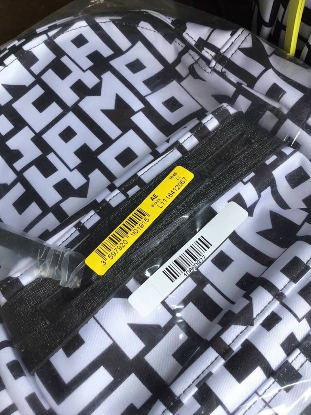 LONGCHAMP LE PLIAGE LGP BACKPACK รายละเอียด • วัสดุ: ผ้าใบ • อะไหล่: นิกเกิล • ตัวกระเป๋า: ผ้าใบโพลีอะไมด์เคลือบด้านใน • ตกแต่ง: หนังวัว รายละเอียดภายนอก • การปิด: ด้วยซิป • สายสะพาย: เลื่อนปรับระดับได้ • ช่อง: 1 ช่องซิป ภายใน • ช่องใส่ของ: 1 ช่อง ช่องด้า