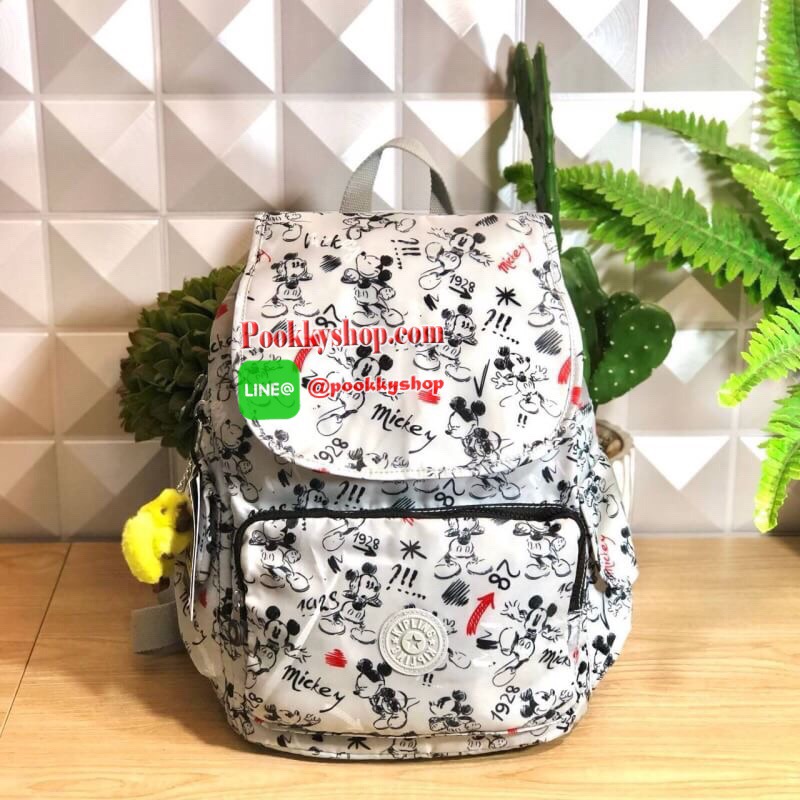 Kipling City Pack seoul go Medium Backpack Kipling Mickey Mouse collection มาพร้อมดีไซน์ทันสมัย สนุกสนาน ใช้งานได้อย่างคล่องตัว ด้วยสีและลายสุดคลาสสิก โดดเด่นด้วยพื้นที่ภายในและช่องต่างๆ ที่ให้คุณจัดเก็บของสำคัญได้ครบถ้วน