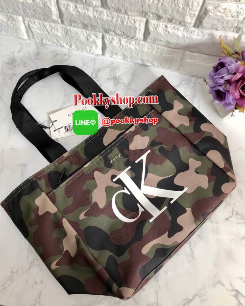 New !!! Calvin Klein Mediem Tote Bag พร้อมส่ง สินค้ารุ่นหายากค่ะ!!! กระเป๋าถือทรง tote วัสดุผ้าอย่างดี ด้านหน้าสกรีนโลโก้แบรนด์อย่างดีนะค่ะ!!! มีช่องซิปยาว ช่องกว้างใส่ของจุค่ะ. เปิดปิดกระะป๋าแบบซิป หัวซิปปั้มแบรนด์ค่ะ ภายในกระเป๋าโล่งกว้างมากค่ะ มีช่องซิ