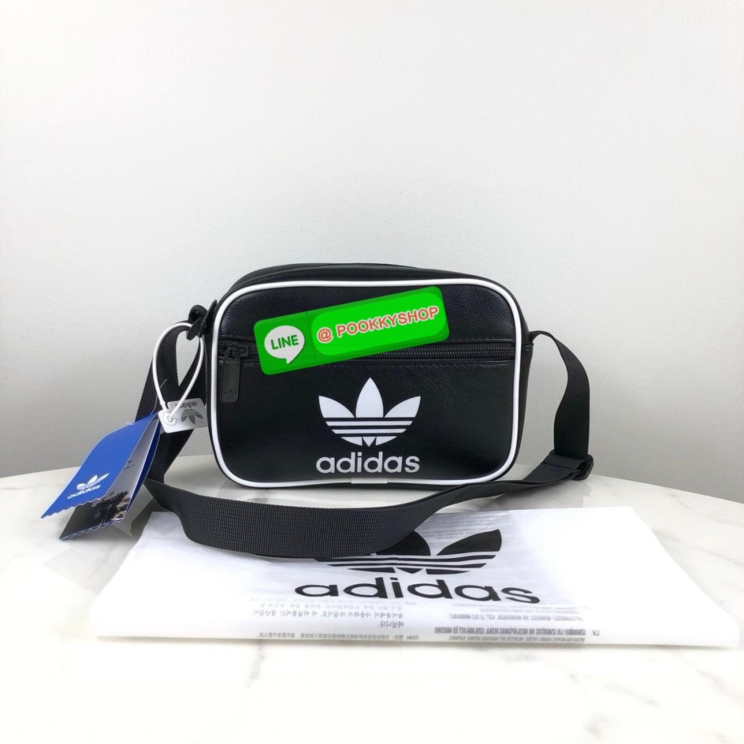 กระเป๋าสะพาย adidas ด้านหน้ามีช่องซิป 1 ช่อง ด้านบนเปิด - ปิดกระเป๋าด้วยซิป ด้านในโล่ง สายสะพาย สามารถปรับได้ Free Size ค่ะ
