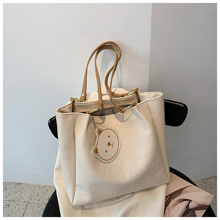 พร้อมส่ง กระเป๋าสะพายไหล่ทรง Shopping หนัง PU ปั๊มลายนูนน่ารักๆ ใบใหญ่จุของได้เยอะ มีซิปเปิดปิด แถมพวงกุญแจหมี