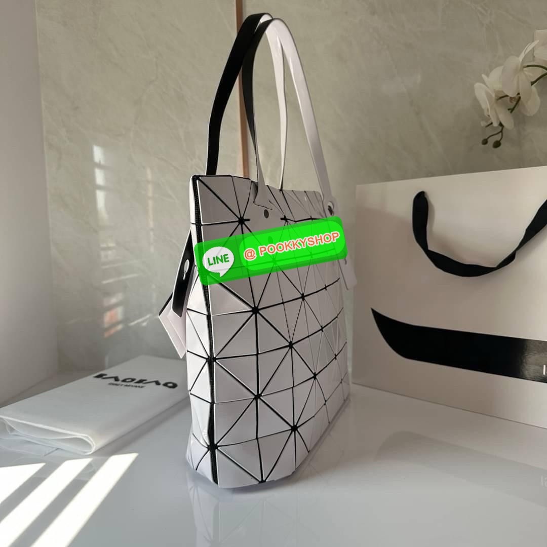 Bao bao Issey Miyake Rock Matte กระเป๋า Bao Bao ซีรีส์นี้จะเป็นทรงสี่เหลี่ยมผืนผ้าและทรงสี่เหลี่ยมจัตุรัส น้ำหนักเบา มีซิปปิดด้านบน ถือเป็นรุ่นที่เหมาะกับการใช้งานในชีวิตประจำวัน สามารถพับมุมและบริเวณด้านล่างของกระเป๋าเพื่อเพิ่มความสะดวกสบายในการใช้งาน ทั