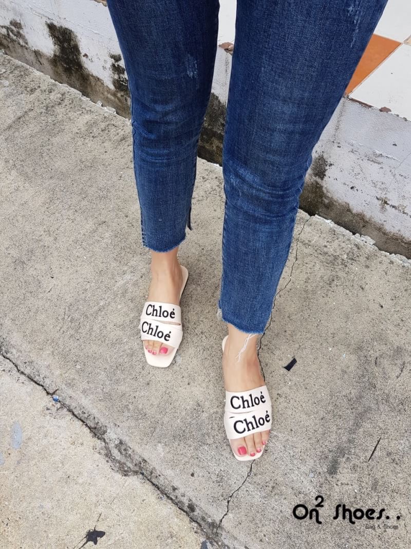 Chloe flat mule in canvas แบบใหม่ชนกระแทกช็อปกันเลยจ้า แตะสวมChloe ตัวใหม่ล่าสุด หน้าเป็นแคนวาส งานปักโลโก้ ปักสวย ปักคม ปักละเอียดเป๊ะปังดังรูปงานจริงเลยจ้า สาวสายชิวห้ามพลาดกันเด้อ