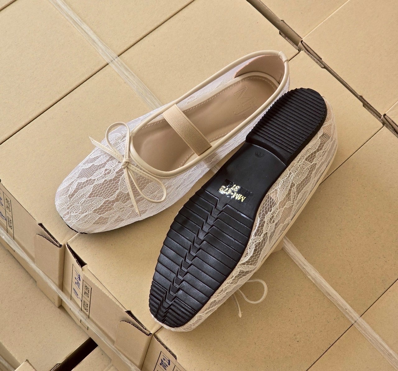 แบบใหม่ มาแล้วค่ะ พร้อมเสริฟพร้อมส่งคร่าาา รองเท้าแฟรช style valentino ผ้าลูกไม้ น่ารัก มากๆ สวยหวานสุดๆ สีพื้นเรียบหรู พื้นยางกันลื่น หนังนิ่มมากๆ เก๋ๆ สวยมากๆ ใส่เที่ยว ใส่ทำงานได้สบายๆคร่าา