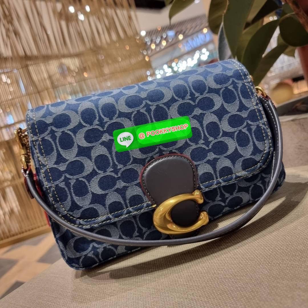 COACH CA105 SOFT TABBY SHOULDER BAG IN SIGNATURE DENIM ใหม่ล่าสุด กระเป๋าสะพายไหล่/สะพายข้าง ดีไซน์วินเทจย้อนยุค สวยคมชัด ด้วยดีไซน์สีเดนิม ให้ดูคลาสสิคมากขึ้น วัสดุผ้าเดนิมลายซิกเนเจอร์ น้ำหนักเบา เปิด-ปิดด้วยฝาปิดแม่เหล็ก ด้านหลังมีช่องซิป ภายในเป็นช่อง