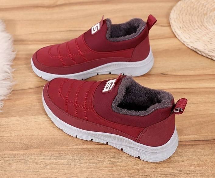 ลมหนาวมาแล้วว ของมันต้องมี!! Item อุ่นสบายถนอมเท้า รองเท้าสลิปออน วัสดุ pu ผสมเนื้อผ้าไมโครไฟเบอร์บุฟูกนุ่ม พื้น 1.5" แต่งโลโก้หน้าเพิ่มความโดดเด่น ภายในรองเท้าบุขนนุ่มมากก พื้นรองเท้าเป็นยางพารายึดเกาะดีเยี่ยมเดินไม่ลื่น ดีไซน์เรียบๆสบายตาทรง SPORT