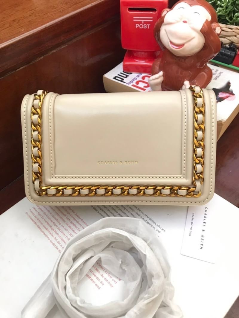 Charles&Keith Chain Rimmed Clutch กระเป๋าสะพายรุ่นใหม่!!ทรงcrossbodyหรือถอดสายถือเป็นทรงคลัชท์ได้ มีดีเทลโซ่ร้อยหนังรอบใบ เปิดปิดด้วยกระดุมแม่เหล็กใช้งานง่าย ภายในมีช่องซิป ช่องเสียบบัตรและช่องใหญ่ใส่ตระกูลพลัสได้ แยกเป็นสัดส่วน มาพร้อมสายสะพายแบบโซ่ต่อหน