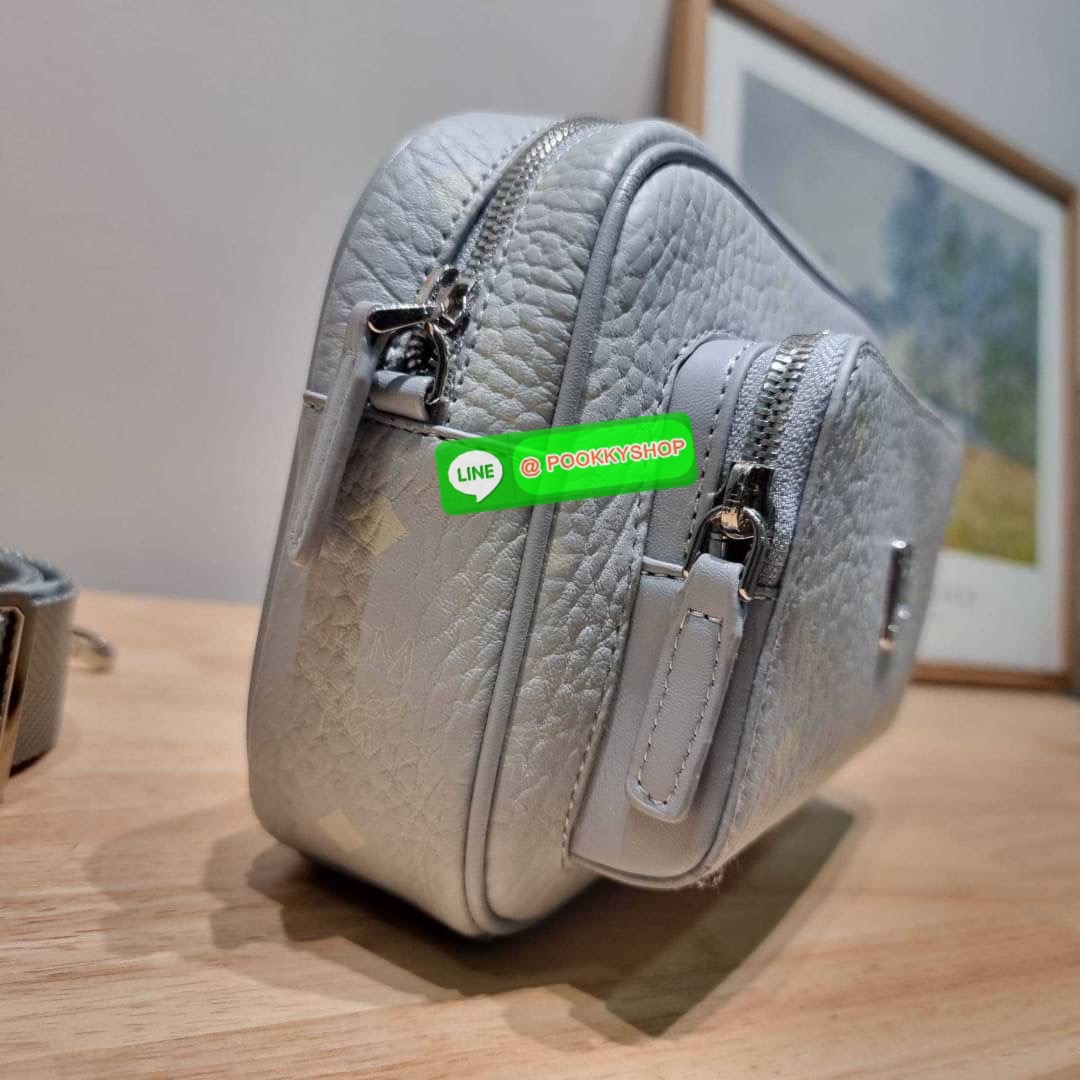 MCM KLASSIK CROSSBODY BAG สีใหม่ต้อนรับซีซั่นใหม่!! สาวกเอ็มซีเอ็มต้องมีน้า!! ใครๆเค้าก็สะพายกัน!! กระเป๋าสะพายข้างทรงครอสบอดี้ ที่ดาราใช้กันเพียบ!! รุ่นนี้หนุ่มๆสะพายหรือสาวๆก็สะพายได้น้า ขนาดกำลังดี วัสดุหนังแคนวาสคุณภาพดี มีช่องหลัก 2 ช่อง เปิด-ปิดด้วย