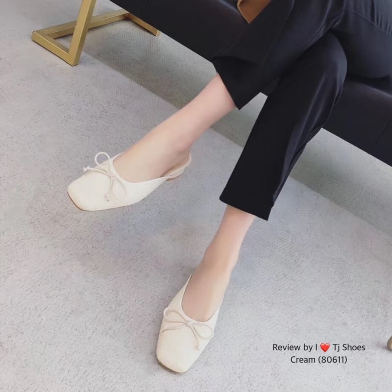 พร้อมส่ง รองเท้านำเข้าที่สวยเกร๋สุดๆ รุ่นนี้ใช้วัสดุเกรดพรีเมี่ยมคุณภาพดีมาก สวมใส่ง่าย เรียบเกร๋ดูดีมาก ใส่แล้วสวยเป๊ะ แถมใส่ได้ตลอดไม่มีเอ้าท์ ของจริงสวยมาก สวยตรงปกแน่นอน เพราะร้านถ่ายรูปจากสินค้าจริง เป็นรุ่นที่แนะนำ รีบสั่งด่วนๆเลยจร้า ช้าหมดอดเกร๋น่