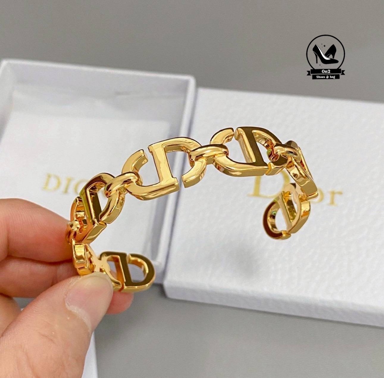 กำไลข้อมือ Dior เป็นเครื่องประดับที่สะท้อนถึงความหรูหราของแบรนด์ วัสดุคุณภาพดีและการออกแบบที่เรียบง่ายแต่มีสไตล์ เสริมลุคการแต่งตัวสำหรับผู้รักแฟชั่น