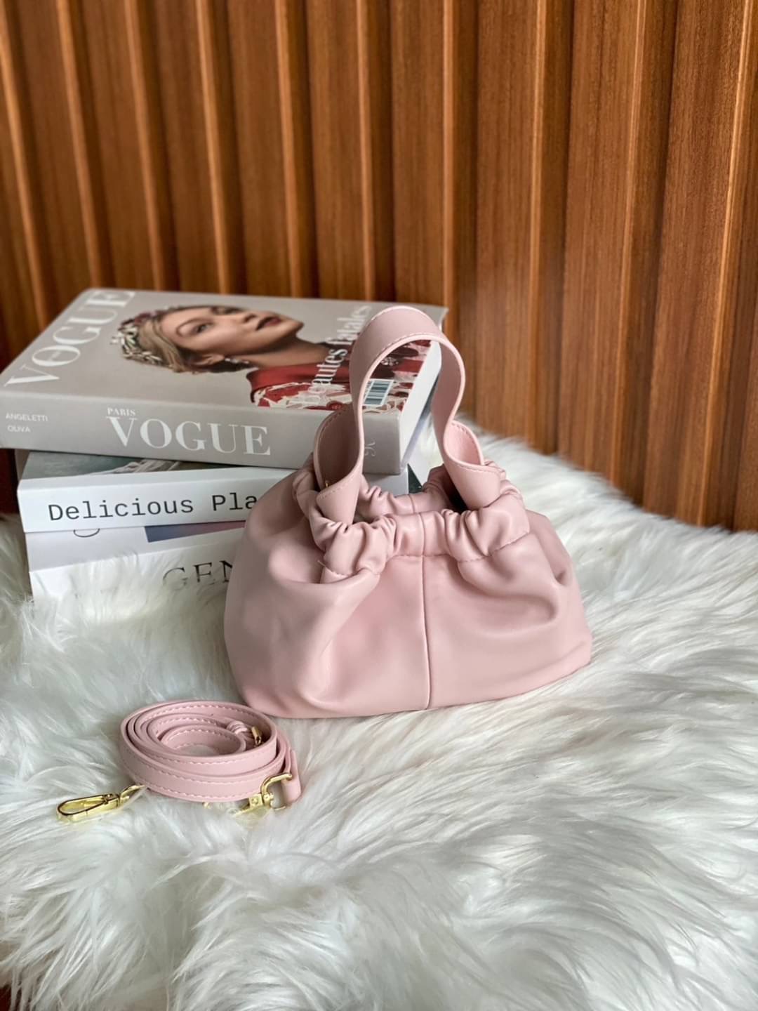 Soft Pu with Delicious color size 22x10x16 cm กระเป๋าน่ารัก สไตล์เกาหลี สีสันสดใส หนังพียูนุ่ม มาพร้อมสายสะพาย 1 เส้น แมชได้หลายลุค น้ำหนักเบา จุของได้เยอะค่า