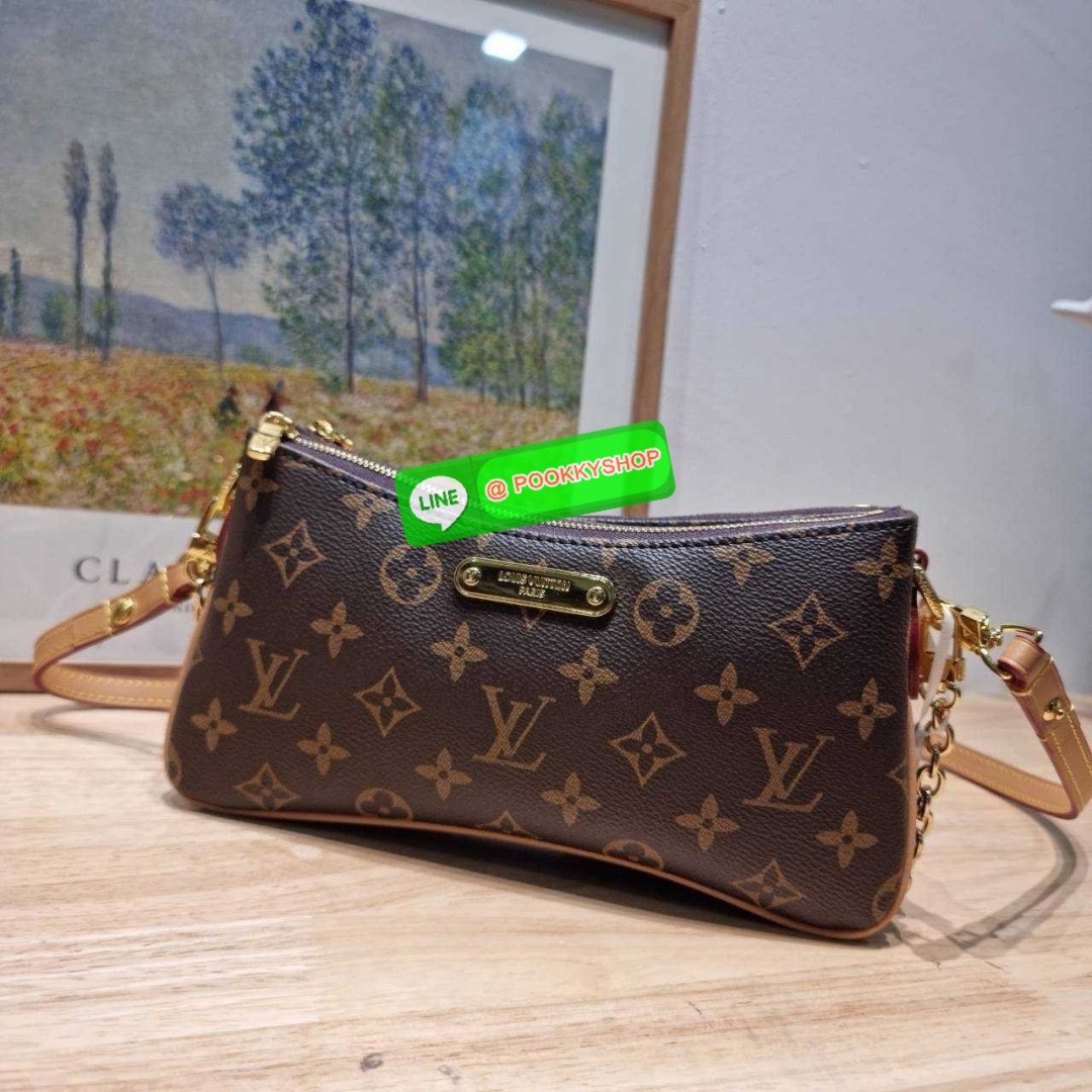 🔆 Model LV liv pochette 🔆 Details ยังคงมีความเป็นเอกลักษณ์ ดีไซน์ลวดลายโมโนแกรมเรียบหรู กับกระเป๋าทรงสวยจากเคาน์เตอร์ dutyfree สวยจับต้องได้ เก๋มากๆ เพลทโลโก้สีทองโดดเด่น มาพร้อมสายสะพายถึง 2 แบบ สายโซ่และสายหนัง ที่สามารถปรับใช้สร้างลุคได