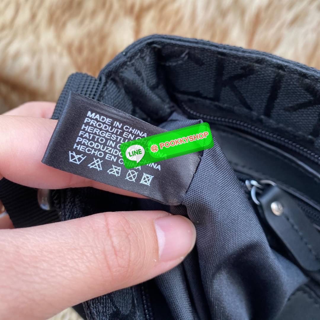 CALVIN KLEIN JEANS CROSSBODY BAG กระเป๋าสะพาย Ck Jeans รุ่น Limited Edition น่าสะสมค่ะ ลายแบรนด์เป็นซิกเนเจอร์รอบใบ เปิด-ปิดด้วยซิป ด้านในโล่งกว้างมีช่องซิปและช่องใส่ของจุกจิก ด้านหลังมีช่องซิปเก็บของอีก 1 ช่อง ขนาดกำลังดีใส่มือถือได้ทุกรุ่น สายสะพายปรับไ