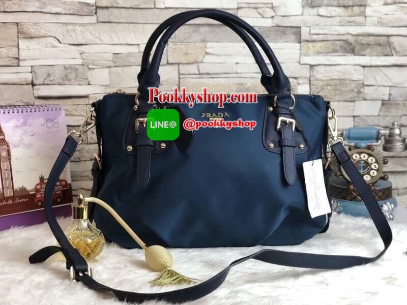 PRADA NYLON BAG WITH ZIP กระเป๋าถือหรือสะพายพรีเมี่ยมกิ้ฟจากเคาน์เตอร์แบรนด์ Limited edition วัสดุ Nylon เนื้อหนาคุณภาพดีตามแบบฉบับแบรนด์ด้านหน้าประดับโลโก้หรู เปิดปิดด้วยซิป ภายใน Polyester 100% มีโลโก้ ช่องซิปจุมากค่ะ สามารถใส่เอกสาร A4 ipad ของใช้ได้เย