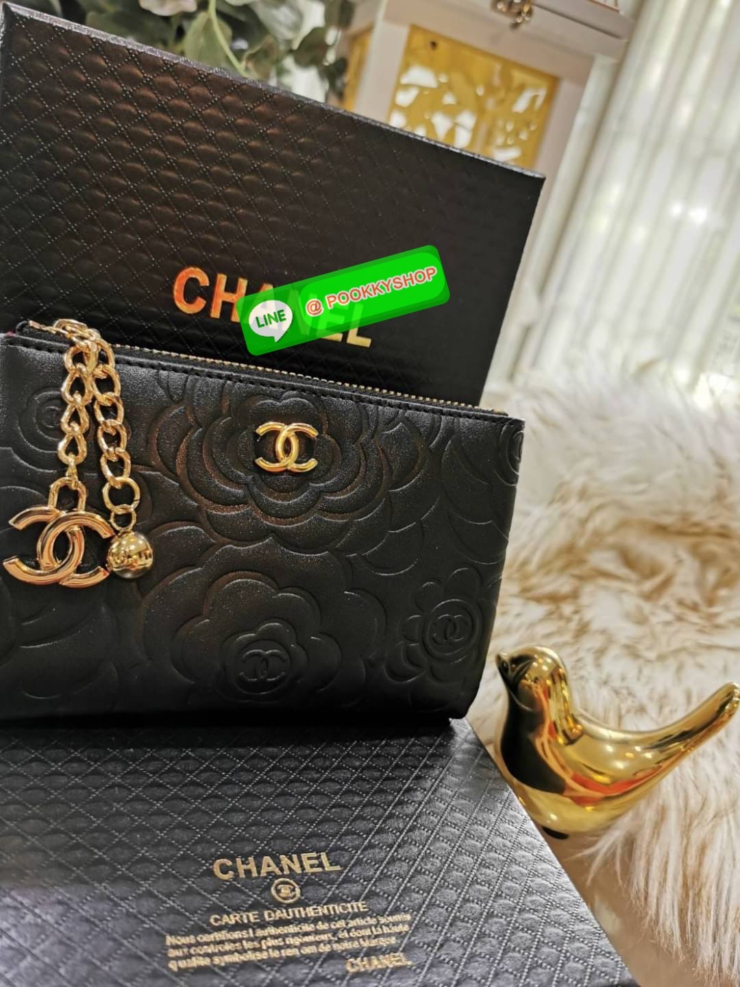 Don't Miss! New Arrival! Chanel Clutch Bag VIP Gift With Purchase (GWP) จาก Chanel Cosmetic Counter วัสดุหนังเรียบลายดอก Camellia สวยหรูเปิดปิดด้วยซิปสะดวกใช้ ด้านหน้าประดับโลโก้แบรนด์อะไหล่ทอง ภายในมีโลโก้ เเถบ Not for sale มีช่องใส่บัตรหลายช่องสามา