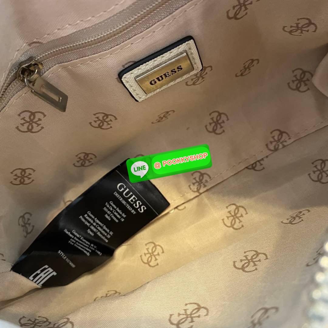 รุ่นใหม่ล่าสุด GUESS SHOULDER BAG ซื้อ1ได้ถึง2ไอเท็ม กระเป๋าพอชรูปทรงสวย เปิด-ปิดด้วยซิปด้านในโล่งกว้างมีช่องซิปใส่ของจุกจิก เพิ่มความน่ารักด้วย กระเป๋าใส่เหรียญใบเล็กทรงกลม เฝสามารถถอดใช้แยกได้ มาพร้อมสายโซ่สะพายไหล่ และสายสะพายยาวสามารถปรับระดับได้ฟรีไซ