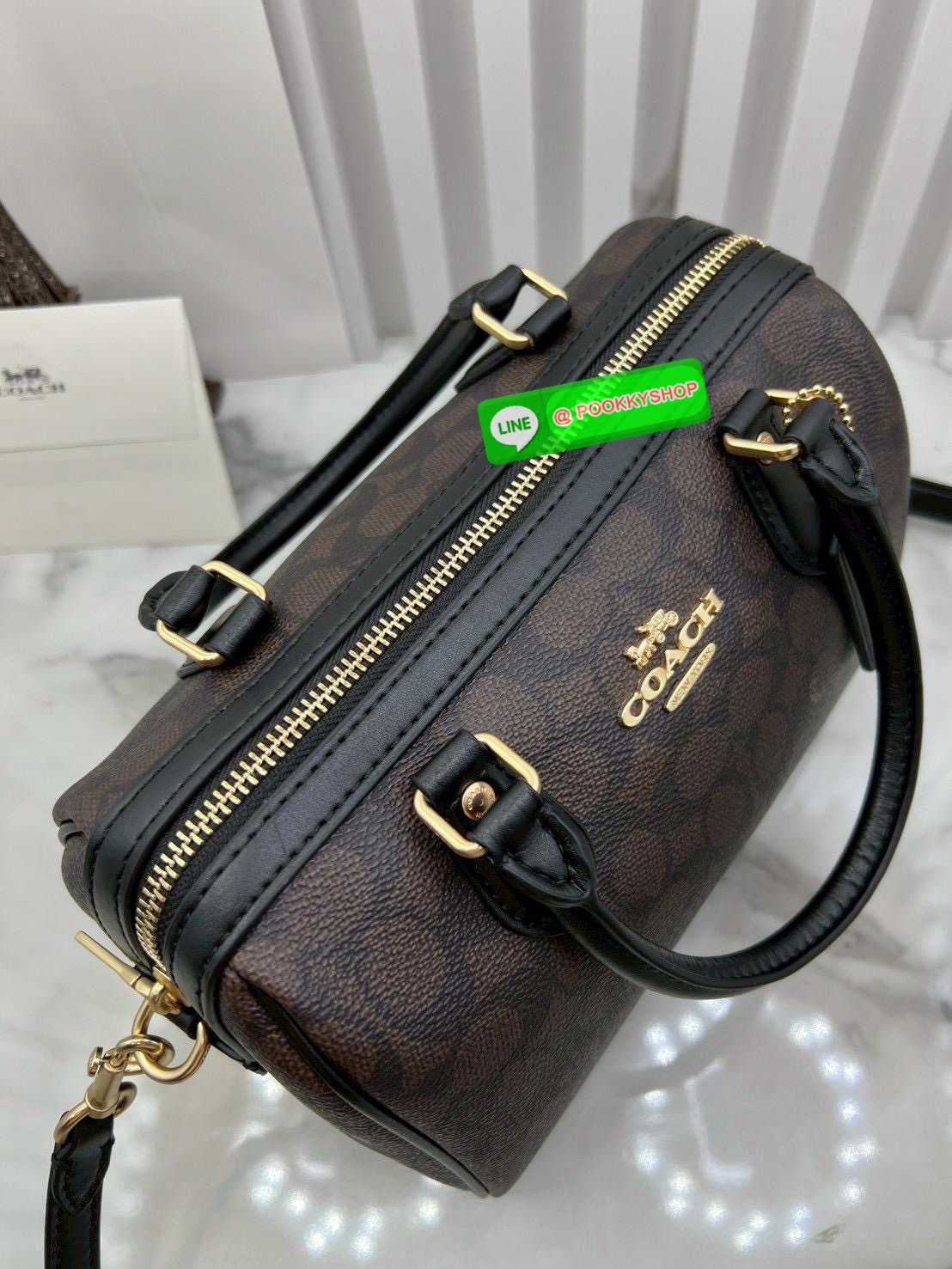 COACH ROWAN SATCHEL IN SIGNATURE CANVAS จุดเด่นของกระเป๋าทรงsatchel bag คือรูปทรงของกระเป๋าดูแข็งแรง มั่นคง ไม่เสียทรงง่าย มาพร้อมหูหิ้วที่ด้านบนของกระเป๋า ลายแคนวาสที่เป็นซิกเนเจอร์แบบเอกลักษณ์ ช่องใช้งานทุ้งภายในและภายนอก นอกจากนี้ กระเป๋าประเภทนี้ยังมี