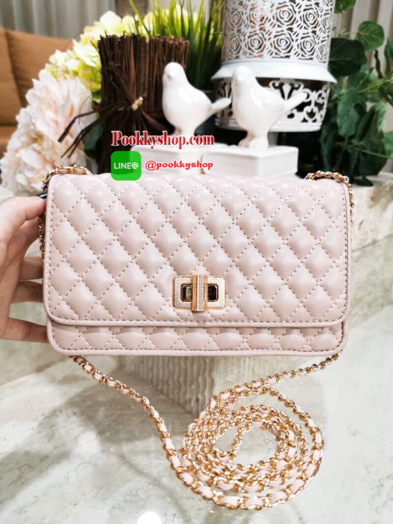 พร้อมส่ง! BEST SELLER! CHARLES & KIETH MINI CLUTCH BAG กระเป๋าสะพายทรงคลัชรุ่นยอดนิยมดีไซน์คลาสสิควัสดุหนังนิ่มลายตารางสวยอยู่ทรงขนาดมินิสไตล์ Chanel เปิดปิดด้วยตัวล๊อคแบบบิดอะไหล่ทอง ด้านหลังประดับโลโก้แบรนด์สวยดูดี มาพร้อมสายสะพายโซ่ร้อยหนัง Crossbody ไ