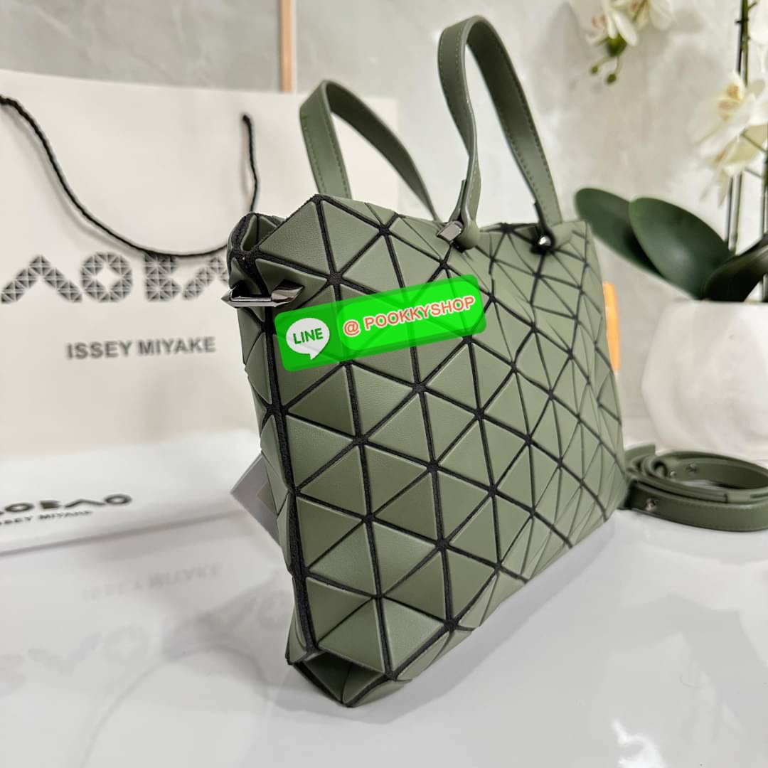 Bao Bao issey Miyake Tonneau Small Matte Bao Bao Issey Miyake รุ่น TONNEAU (ทอนโนะ) กระเป๋าทรง Boston Bag ที่โดดเด่นด้วยลายแพทเทิร์น 3 เหลี่ยมด้านเท่าเรียงต่อกัน ทำให้กระเป๋าใบนี้มีความโดดเด่นทั้งในเรื่องของดีไซน์ที่ทันสมัย และการใช้งานที่ครบทุกฟังก์ชั่น