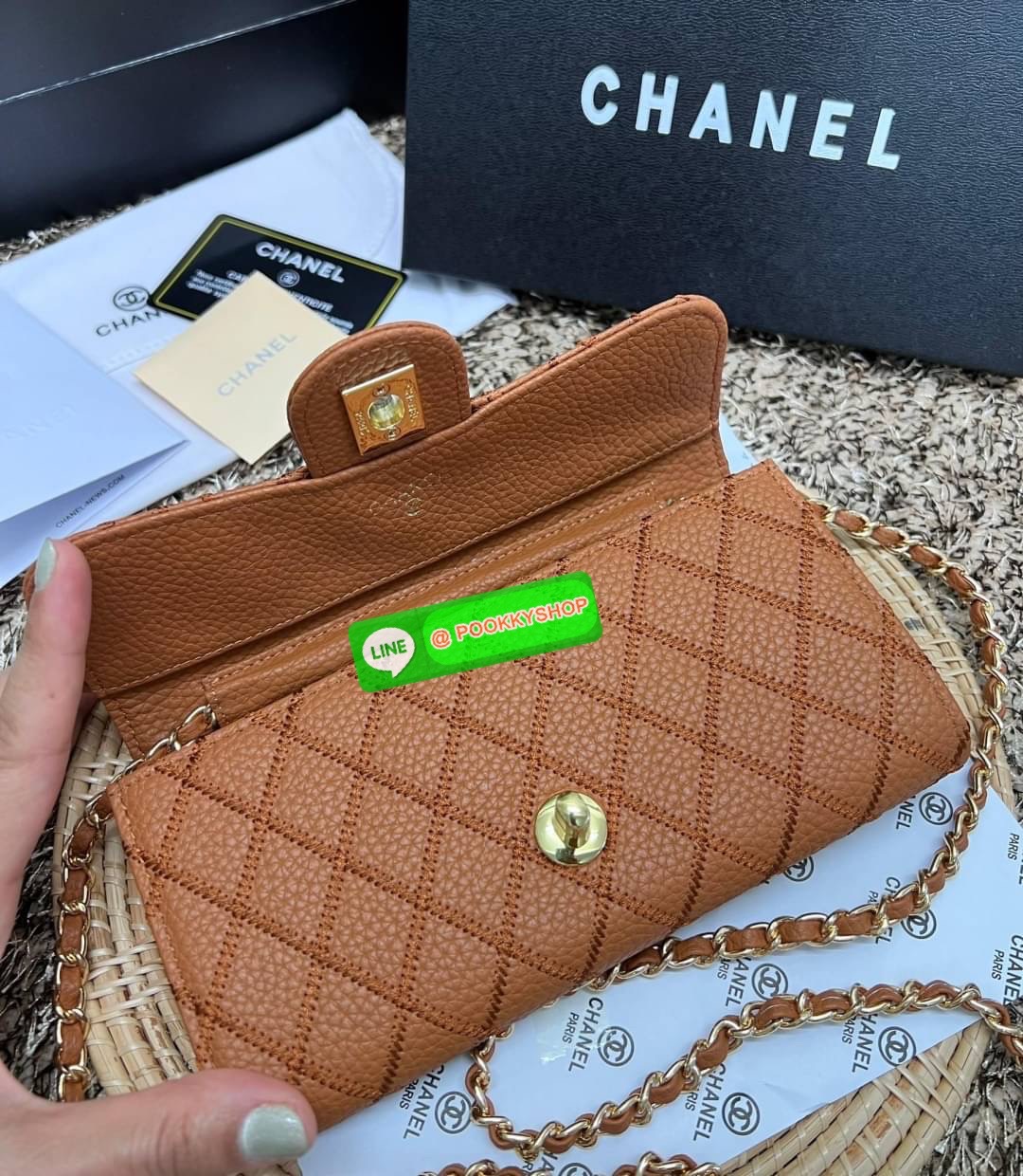 New in! สวยกริปมากๆค่ะ สาวๆที่มีบัตรเยอะๆหรือชอบพกเงินสดเยอะๆ แนะนำรุ่นนี้เลยค่ะ ไม่ผิดหวังแน่นอน CHANEL CHAIN WALLET//CLUTCH BAG ((vip gift ตปท)) พร้อมส่ง บอกเลยน้องสวย ไร้ที่ติเลยค่า! กับกระเป๋าสะพายแบบครอสบอดี้ร์หรือถือแบบคลัทเป็นกระเป๋าเงินเก๋ๆได้เลยค