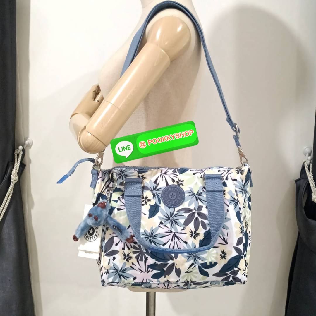 KIPLING AMIEL Medium Handbag กระเป๋าถือหรือสะพาย วัสดุ Nylon + Polyester ช่องหลักเปิด-ปิดด้วยซิป โล่ง กว้าง สามารถจุของได้เยอะ ด้านในมีช่องใส่ของทั้งซ้ายและขวา ด้านหลังมี ช่องลึกอีก 1 ช่อง พร้อมสายสะพายยาวปรับได้ free size เหมาะกับวันไปทำงาน วันสบายๆ สามา