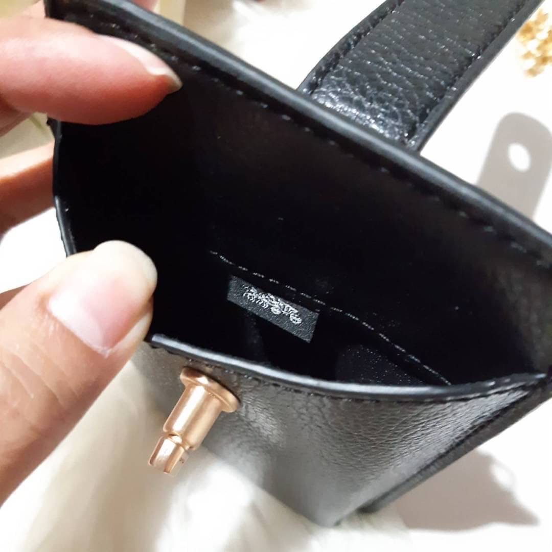 COACH 825 TURNLOCK CHAIN PHONE CROSSBODY IN BLOCKED SIGNATURE CANVAS ฮอตและปังกว่านี้ไม่มีแล้ว!! กระเป๋าเอนกประสงค์ สำหรับใส่โทรศัพท์ ใส่บัตรได้ มีช่องซิปแยกให้ด้วย ขนาดพกพาดีงาม!! 💕 ใส่โทรศัพท์ได้ทุกรุ่นน้า สายสะพายยาวประมาณ 23" (วัดจากไหล่)