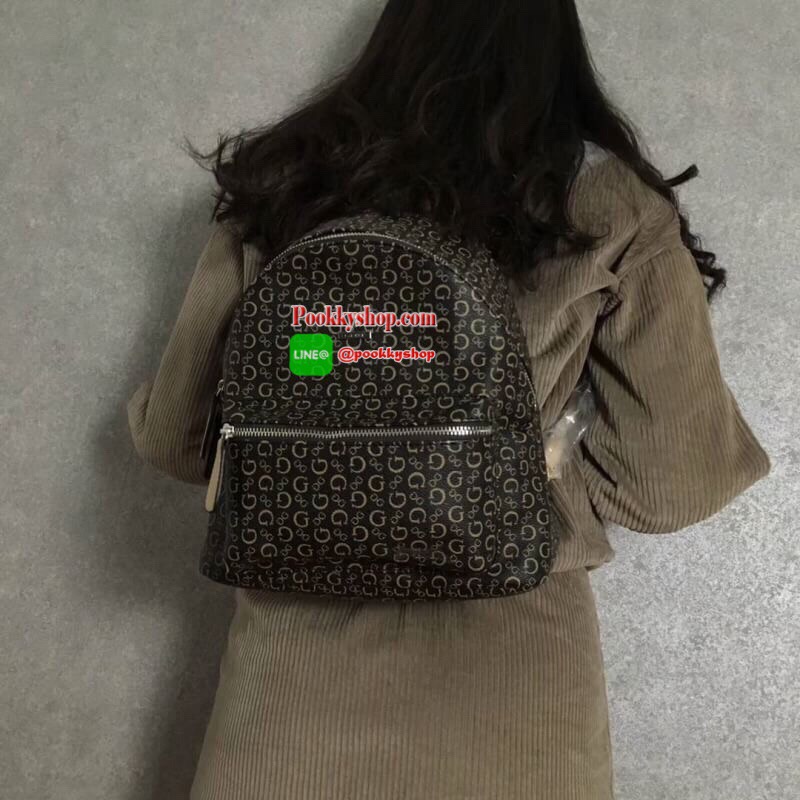 Don't Miss! GUESS WOMAN'S FACTORY BACKPACK กระเป๋าเป้ขนาดกำลังดีวัสดุหนังแกะสังเคราะห์นิ่มสวยน้ำหนักเบา มีหูหิ้วเเละสายสะพายหลังเลื่อนปรับได้ ด้านหน้ามีโลโก้และช่องซิป เปิดปิดด้วยซิปสะดวกใช้ ภายในกว้างใส่เอกสาร ipad ของใช้ได้เยอะ จะสะพายไปเรียนไ