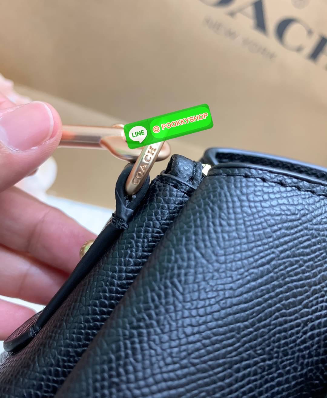 Back in stock! Best seller🔥 🌈ใครรออยู่ห้ามพลาดน๊าา หมดรอบนี้อีกนานกว่าจะเข้าอีกจ้า COACH MINI SAGE CARRYAL ((28977)) พร้อมส่งค่ะ! กระเป๋าถือ//สะพายข้าง หนังแท้ Smooth leather อย่างดี แบ่งช่องกระเป๋าเป็น3ช่อง แต่ละช่องกว้างใส่ของจุ ตรงกลางเ