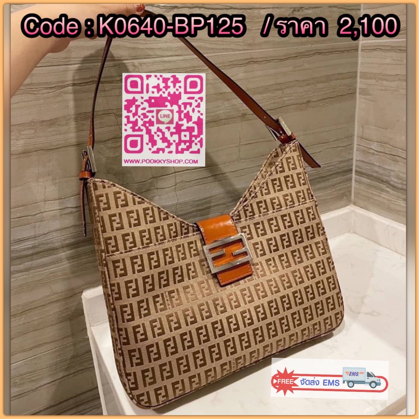 Fendi Women's Brown Zucca Canvas Shoulder Bag กระเป๋าสะพายข้างใหม่ล่าสุดดีไซน์ลวดลายรอบใบ มี texture โดดเด่นน่าใช้ ดูหรูและคลาสสิคในตัว วัสดุผ้าแคนวาสทนทาน ภายในเป็นช่องโล่ง ใส่โทรศัพท์กระเป๋าสตางค์ใบยาวได้สบายๆ ครบเซ็ทพร้อมเสิร์ฟความสวยให้ถึงบ้านจ้า