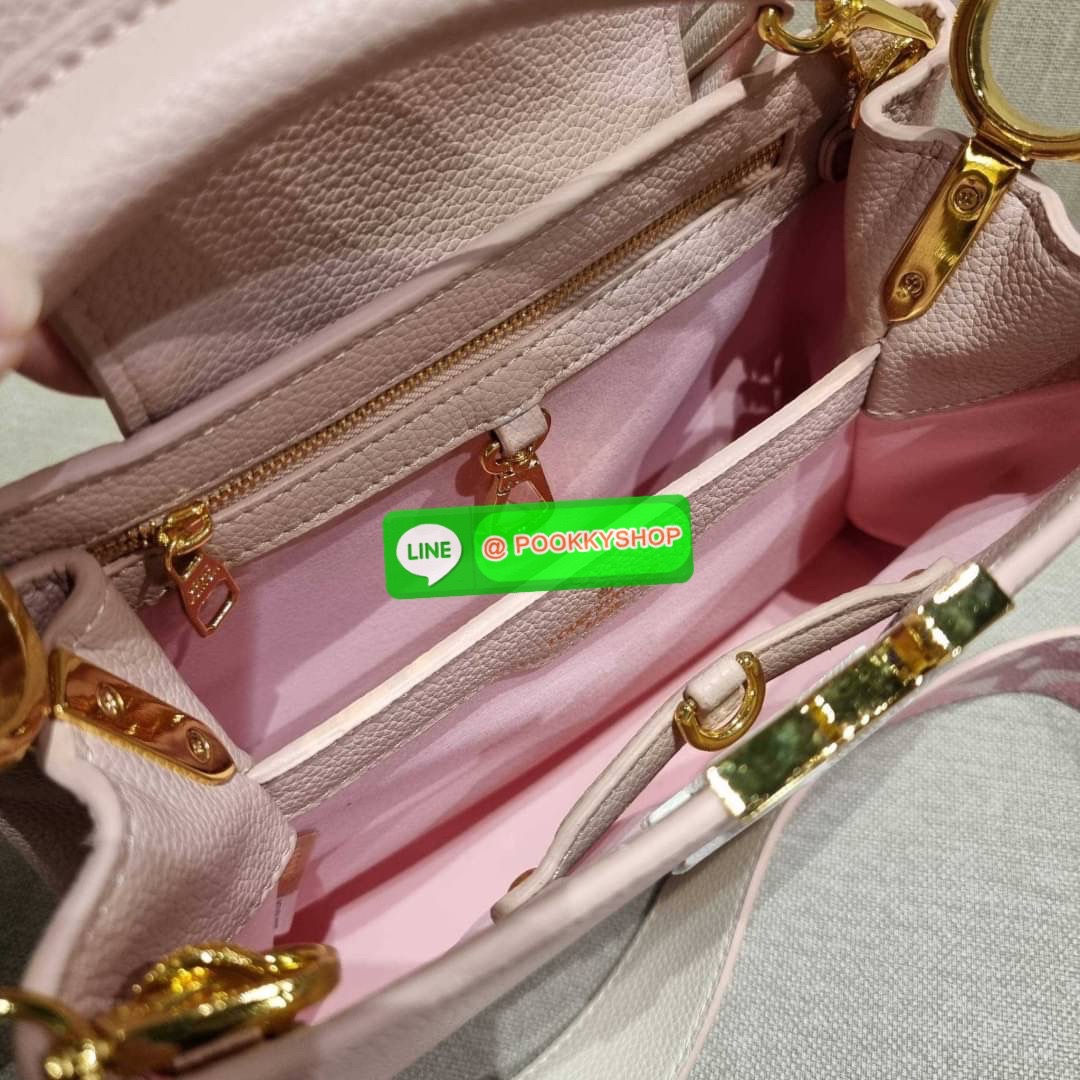 NEW IN!! LV capucines top handle วีไอพีพรีเมี่ยมกิ๊ฟจากเคาน์เตอร์ ที่สุดของความสวยในราคาเบาๆ กระเป๋าถือสุดหรู ดีไซน์ทรงคลาสสิค พร้อมลวดลายหรูหรา มาพร้อมหูจับในตัว ด้วยรูปทรงวินเทจและวัสดุหนังลูกวัว สัมผัสดี ขับผิว ทำให้ไอเท็มนี้สะกดทุกสายตาจริงๆ และยังมีล