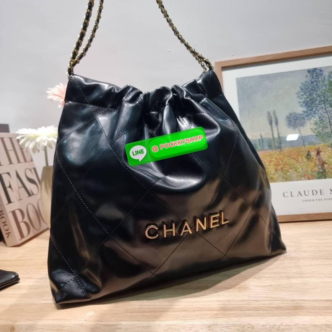 เกินต้านที่สุดกับไอเท็มนี้ Chanel 22 ที่สาวๆหรือใครๆก็ต้องมีแล้ว!! แค่เห็นก็หลงรัก กระเป๋าทรงสวย ดีเทลเรียบแต่มีความหรูแอบซ่อนอยู่ ด้วยดีไซน์สายสะพายโซ่สีทอง และโลโก้อันโดดเด่น วัสดุหนังแกะ สัมผัสดีงามน่าหลงใหลมาก ใช้ได้ง่ายๆไปเลยทุกโอกาส ใช้งานได้สะดวก ม