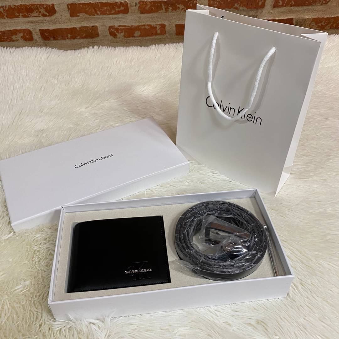 Calvin Klein Leather Belt & Wallet Set Setกระเป๋าสตางค์+เข็มขัด กระเป๋าสตางค์ด้านหน้าตกแต่งด้วยโลหะโลโก้แบรนด์ มีช่องใส่บัตร ช่องใส่ธนบัตร 2 ช่อง เข็มขัดหนังแท้ปั๊มแบรนด์ สามารถสลับใช้ได้ทั้ง 2 ด้าน เข็มขัดปรับระดับได้ 5 ระดับ มาพร้อมที่เจาะรูจ้า