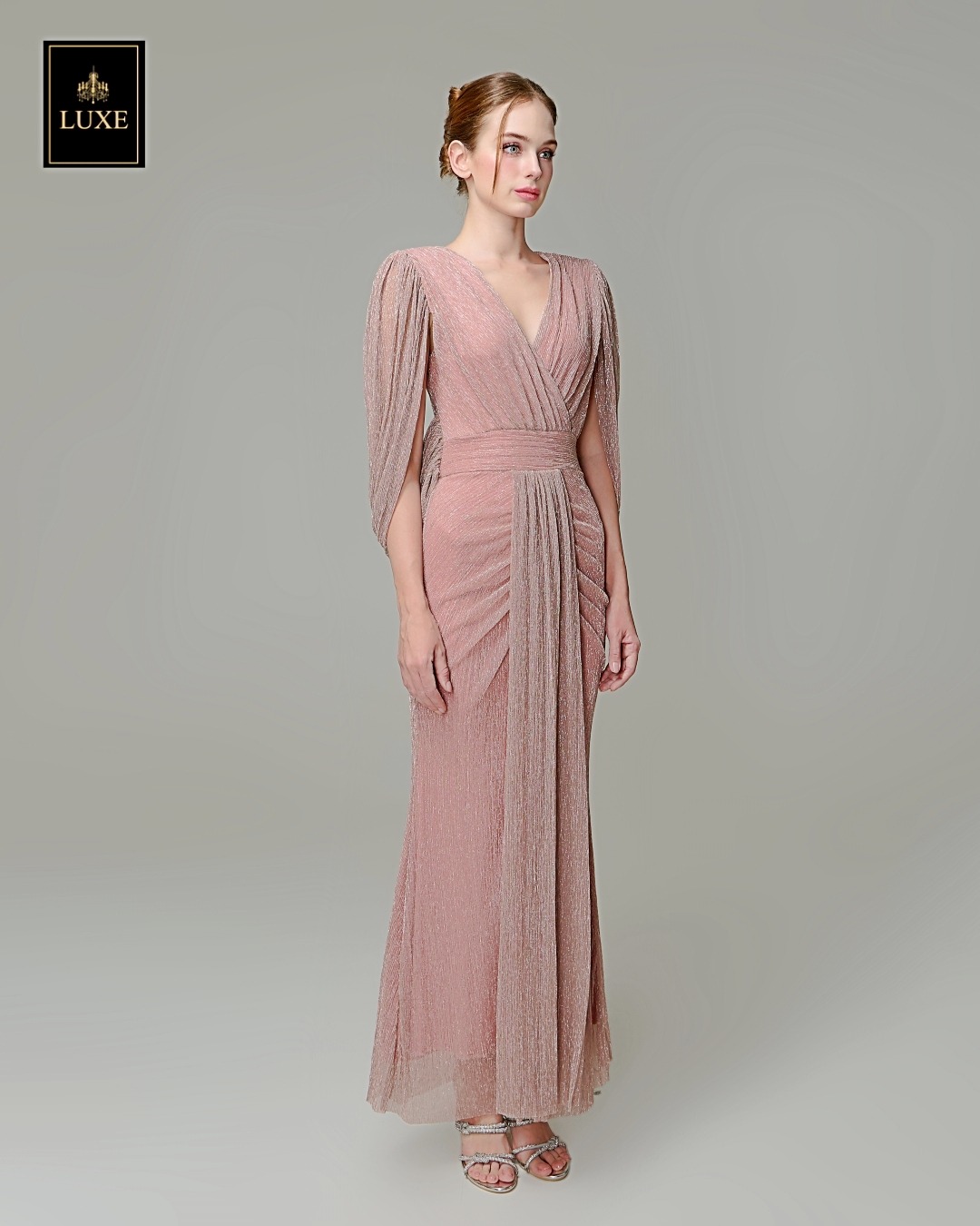 เดรสแฟชั่น แม็กซี่เดรสเสื้อคอวีคลุมแขน กระโปรงเข้ารูปตรงสะโพก จับเดรปตรงกลาง