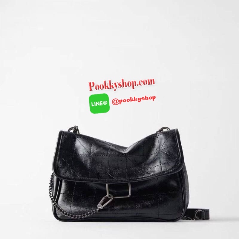 ZARA SOLF ROCK SHOULDER BAG Outlet กระเป๋าสะพายข้างทรงเก๋ เดินด้ายทั้งใบ แต่งโซ่คล้องมาที่ด้านหน้า เปิดปิดแบบกระดุมแม่เหล็ก ก้านในมี 3 ช่องใหญ่ เป็นช่องซิปกลางรุ่นนี้จุของได้เยอะเลยครับ ใส่ iPad mini ได้สบายๆ สายสะพายจะทำเป็นสายคู่สะพายไหล่ หรือ ทำเป็นสาย
