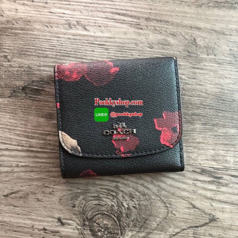 COACH Small Wallet in Floral Print Coated Canvas กระเป๋าสตางค์ใบสั้น สามารถใช่งานได้ทั้งด้านหน้าและด้านหลัง ด้านหน้าเปิด - ปิดด้วยกระดุม ภายในมีช่องใส่บัตรและธนบัตร ด้านหลังเปิด - ปิดด้วยกระดุม มีช่องสำหรับใส่เหรียญ