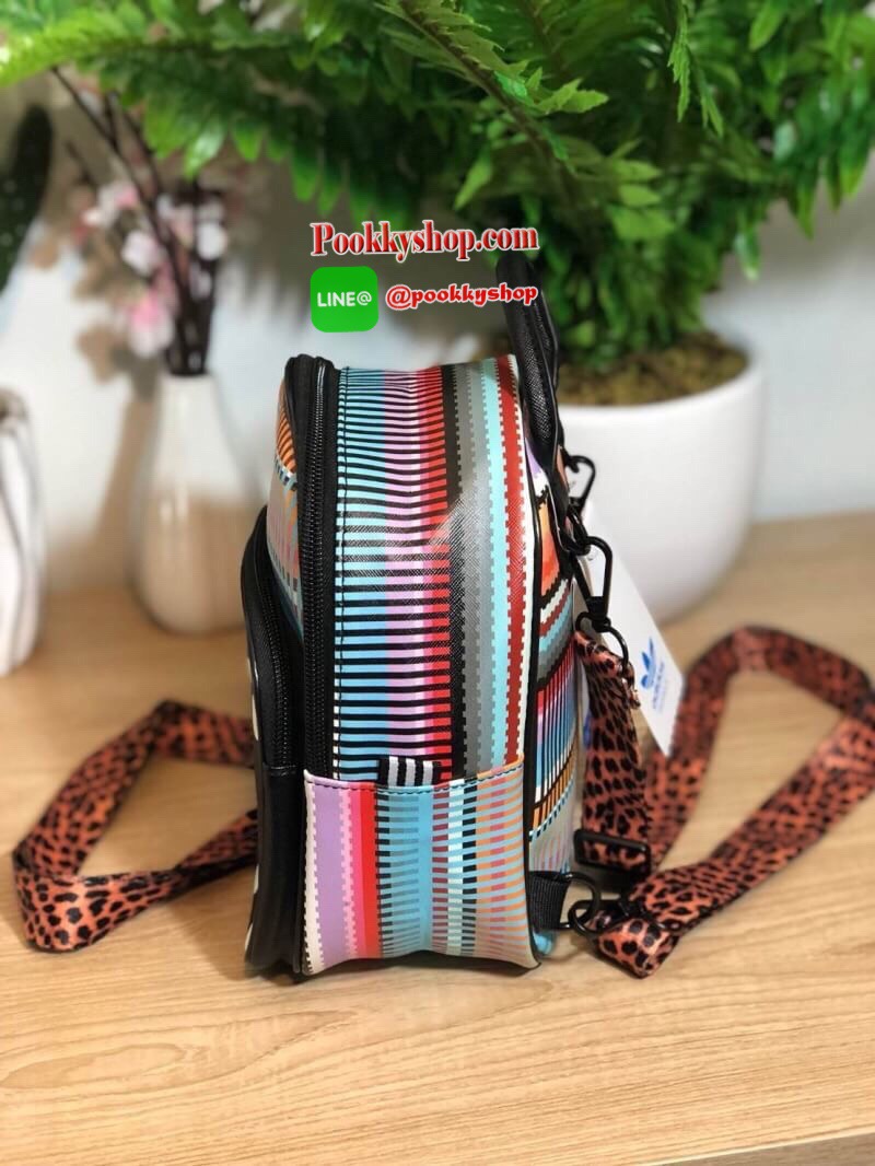 ADIDAS MINI BACKPACK กระเป๋าเป้หรือสะพายหนังPu คุณภาพดี สไตล์ Sport ขนาดมินิ น้ำหนักเบา ด้านหน้ามีโล้โก้และช่องซิป เปิดปิดด้วยซิปสะดวกใช้ หัวซิปแบรนด์ ภายในมีช่องใส่ของ หูจับถนัดมือ สายสะพายปรับได้ตามต้องการ สามารถสะพายเป็นเป้ หรือกระเป๋าสะพาย Crossbody ใ