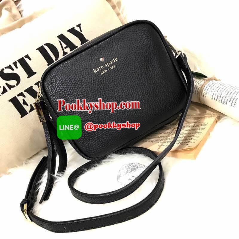 ReStock! รุ่นยอดนิยม Kate Spade NewYork Mini Leather Shoulder Bag กระเป๋าสะพายขนาดมินิหนังสวยหรูอยู่ทรงด้านหน้าประดับโลโก้สีทอง มาพร้อมหัวซิปพู่หนัง และสายสะพายยาวปรับระดับได้ ภายในมีโลโก้ ช่องซิปและช่องเล็ก ซับในสกรีนลายตามแบบฉบับของแบรนด์ ใส่กระเป๋าสตาง