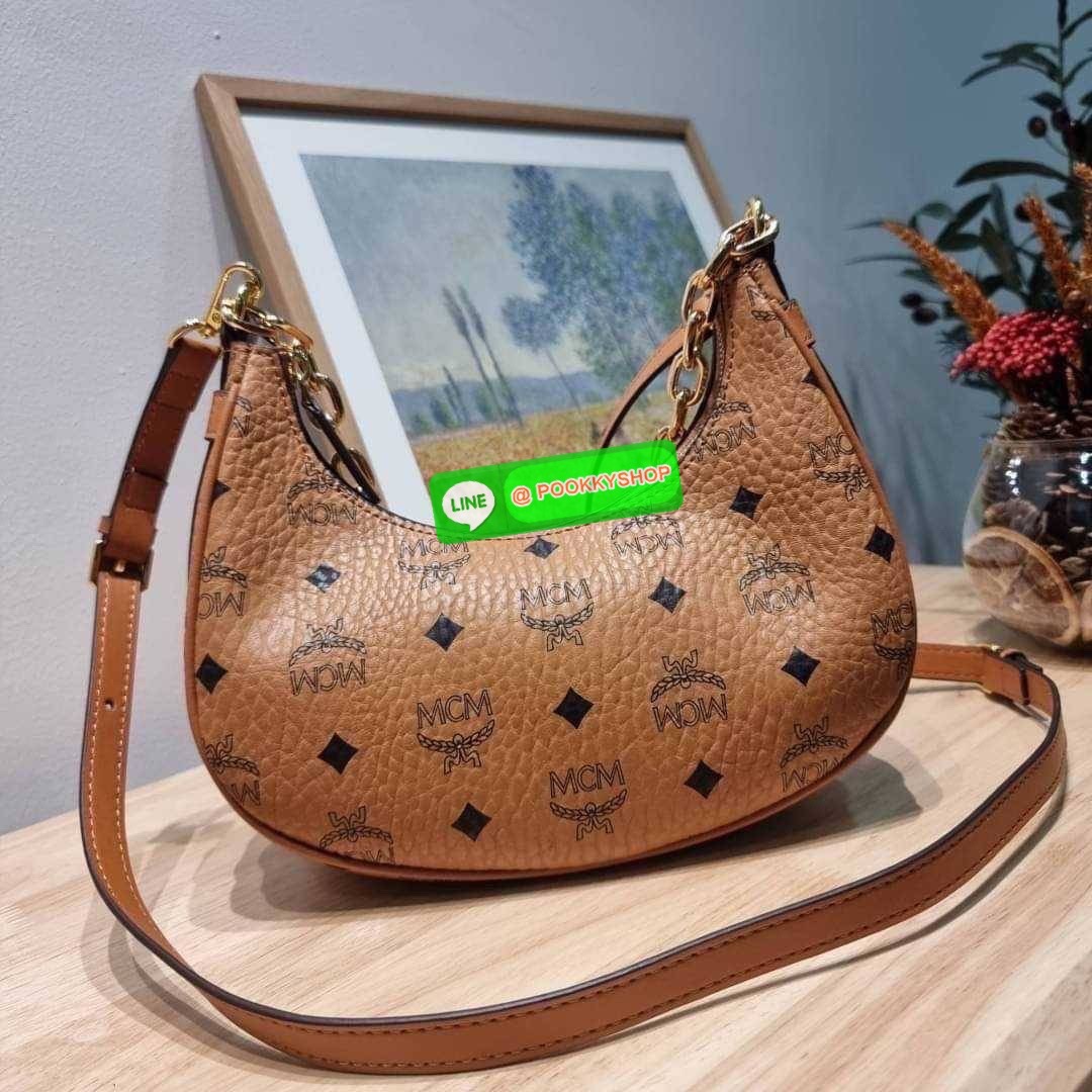 MCM AREN CRESCENT HOBO IN VISETOS ใหม่ล่าสุดก่อนใคร สวยได้ไม่ต้องรอ กับคอลใหม่ลุคลูกคุณ รูปทรง half moon ยอดฮิต ตอบโจทย์ได้ทุกลุค ทุกไลฟ์สไตล์ ใช้งานได้ง่ายคล่องตัว กับกระเป๋าสะพายข้าง ที่มาพร้อมสายโซ่คล้องด้านหน้า และสายหนังครอสบอดี้ ปรับเปลี่ยนการใช้งาน