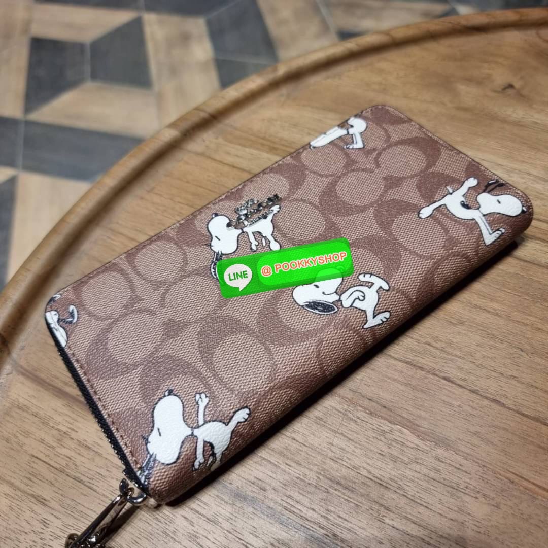 COACH C4596 COACH x PEANUT ACCORDION ZIP WALLET IN SIGNATURE CANVAS WITH SNOOPY PRINT คอลเลคชั่นใหม่ล่าสุด 2IN1 ไปอีก กระเป๋าสตางค์กึ่งคล้องมือ ลายสนูปพี น่ารักน่าใช้ สีคลาสสิค ใช้ได้ตลอดกาลไม่มีตกเทรนด์ วัสดุหนังแคนวาสเคลือบลาย มาพร้อมสายคล้องมือ ถอดออกไ