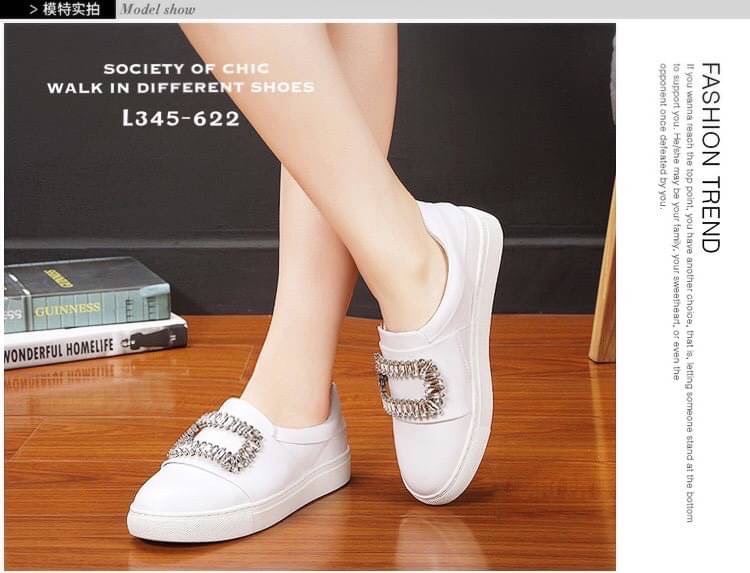 แบบขายดี‼️ รีพีทรอบที่ร้อย😅 ตอบโจทย์ได้ดีในวันที่ไม่อยากส้นสูง แต่ยังอยากดูกริบ เป๊ะปัง สไตล์เซเลป slipper งานใหม่สุดฮ็อต สวยชนชอป หนังนิ่ม แต่งอะไหล่เพชร เพิ่มความหรูดูแพงไปอีก พื้นนุ่มนิ่ม ให้ลุคคุณหนู สวยโดดเด่น ใส่ในเมือง หรือ เดินเล่นชิลๆก็เว