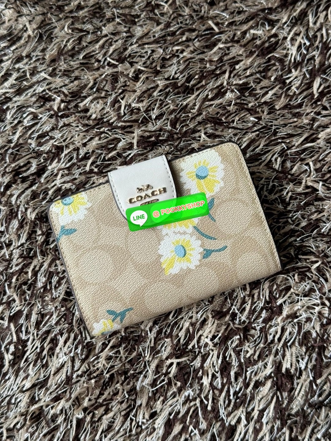 COACH MEDIUM CORNER ZIP WALLET IN SIGNATURE CANVAS กระเป๋าสตางค์ขนาดกลางที่ถือว่าเป็นไอเทม Must Have ของทุกเพศทุกวัยที่ต้องพกติดตัวไว้ตลอดเวลา เพราะนอกจากจะช่วยจัดเก็บเงิน บัตรประชาชน บัตรเครดิตและต่าง ๆ ให้เป็นระเบียบเรียบร้อยยังต้องคำนึงถึงประโยชน์ใช้สอ