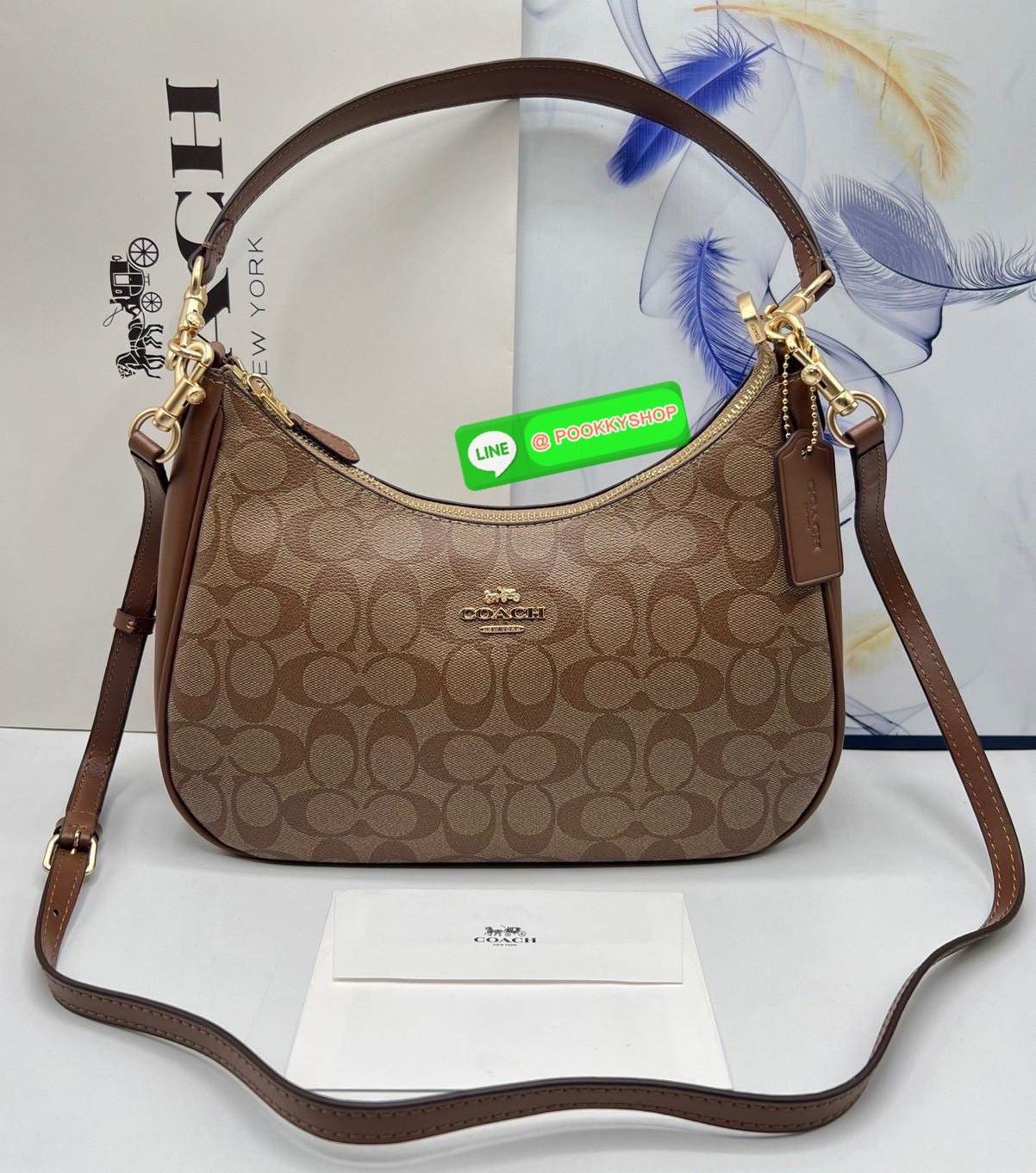 Coach Teri Hobo In Signature Canvas กระเป๋าคล้องไหล่และสะพายข้าง วัสดุแคนวาส+หนังแท้ เปิด-ปิดกระเป๋าแบบซิป ภายในโล่ง มีช่องซิป1ช่อง ช่องใส่ของจุกจิกอีก1ช่อง ด้านหลังมีช่องซิป1ช่อง มีสาย2เส้น สำหรับคล้องไหล่และสะพายข้าง