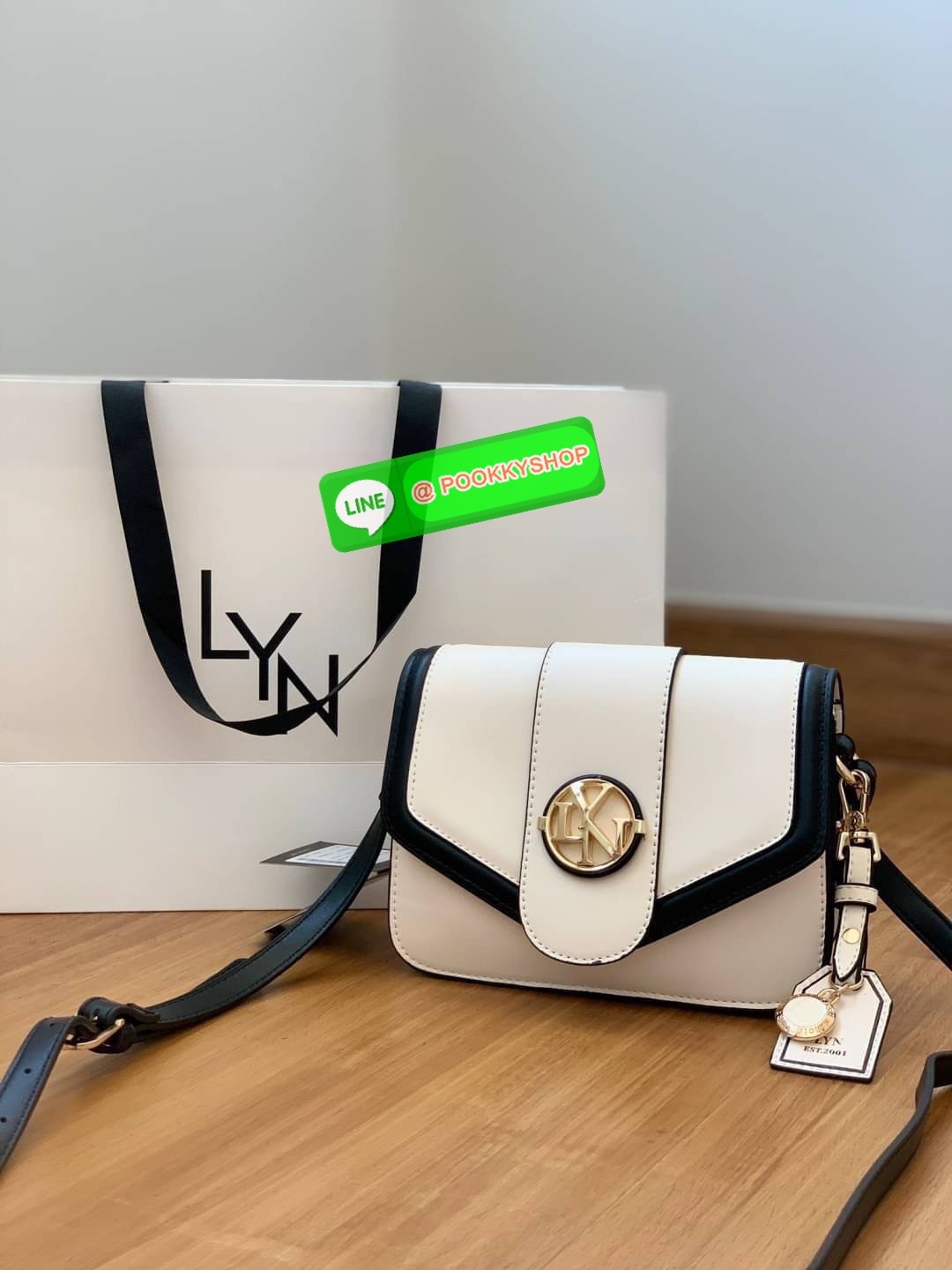 LYN กระเป๋าทรงน่ารักปุ๊กปิ๊ก สายสะพายหนัง เปิดปิดด้วยกระดุมแม่เหล็ก ฐานกว้างใส่ของได้เยอะ